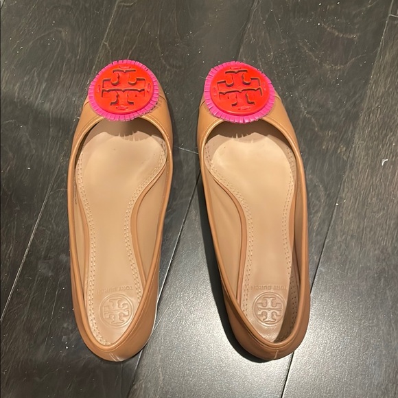 Tory Burch Minnie Travel Leather Ballerina Shoes | Pink  Tory Burch Tan and Pink Flats with Signature Logo